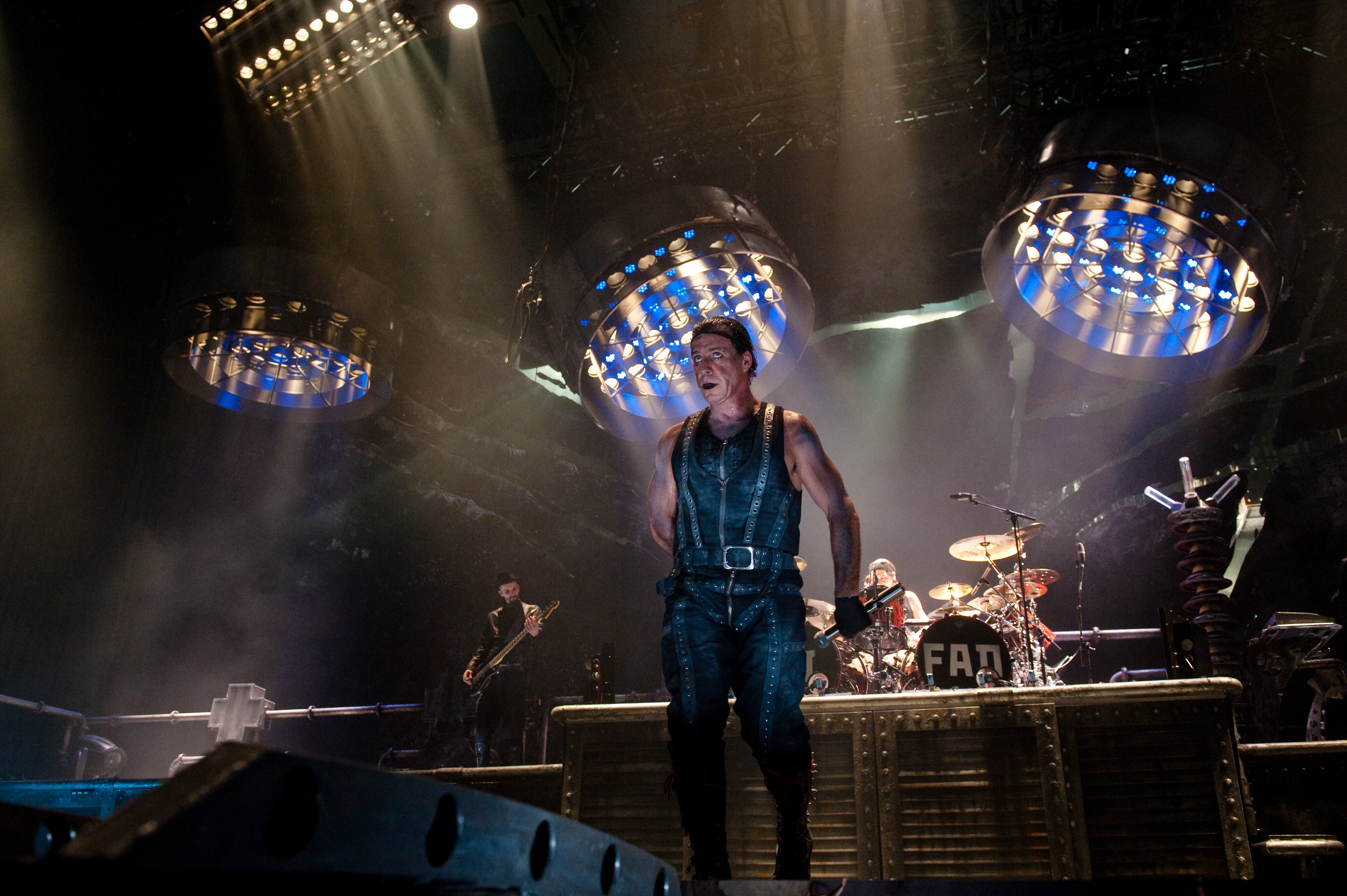 Бесплатные концерты рамштайн. Rammstein 2010. Рамштайн концерт. Сцена Rammstein 2010 фонари.